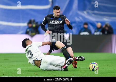 Madrid, Spanien. 29. Januar 2023. Eder Militao (L) von Real Madrid spielt mit Diego Rico von Real Sociedad während eines spanischen Fußballspiels in La Liga zwischen Real Madrid und Real Sociedad in Madrid, Spanien, am 29. Januar 2023. Kredit: Gustavo Valiente/Xinhua/Alamy Live News Stockfoto