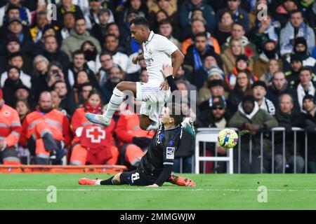 Madrid, Spanien. 29. Januar 2023. Rodrygo (TOP) von Real Madrid spielt mit Aihen Munoz von Real Sociedad während eines spanischen Fußballspiels in La Liga zwischen Real Madrid und Real Sociedad in Madrid, Spanien, am 29. Januar 2023. Kredit: Gustavo Valiente/Xinhua/Alamy Live News Stockfoto