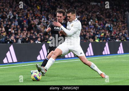 Madrid, Spanien. 29. Januar 2023. Dani Ceballos (R) von Real Madrid spielt mit Mikel Oyarzabal von Real Sociedad während eines spanischen Fußballspiels La Liga zwischen Real Madrid und Real Sociedad in Madrid, Spanien, am 29. Januar 2023. Kredit: Gustavo Valiente/Xinhua/Alamy Live News Stockfoto