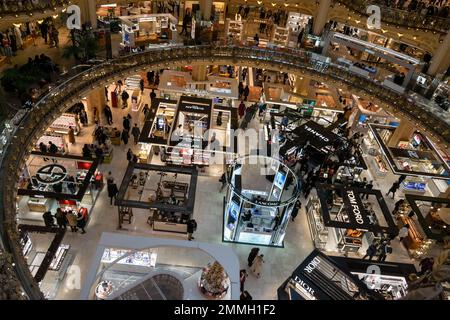 Die Galeries Lafayette ist eine gehobene französische Kaufhauskette, die größte in Europa. Das Flaggschiff befindet sich auf dem Boulevard Haussmann in Paris. Stockfoto