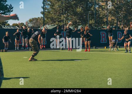 Der Midshipman William Attisha mit dem Naval Reserve Officers Training Corps - Massachusetts Institute of Technology, leitet das Hockeyteam der Harvard University in Burpees bei einem Team- und Führungsseminar, das von den Marines mit der Officer Selection Station Boston in Cambridge, Massachusetts, am 17. September 2022 abgehalten wurde. Das Hockeyteam nahm am Kampffitnesstest des Marine Corps Teil, der aus einem 880-Meter-Lauf, Munitionsliften und einem Manöver unter Feuerübung besteht. Auf jede Veranstaltung folgten Teamarbeit und Führungsgespräche. Stockfoto