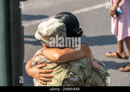 250 Soldaten der New Yorker Nationalgarde, die der „Harlem Hellfighters“ 369. Sustainment Brigade zugewiesen wurden, sagten Auf Wiedersehen ihren Familien während einer Abschiedszeremonie am 18. September 2022, 9 Uhr, auf dem Trainingsgelände von Camp Smith, Cortlandt Manor NY. Die Soldaten der Sustainment Brigade 369. werden nach Kuwait für eine Mission zur Erhaltungsaktion entsandt. Stockfoto