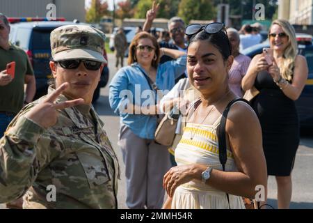 250 Soldaten der New Yorker Nationalgarde, die der „Harlem Hellfighters“ 369. Sustainment Brigade zugewiesen wurden, sagten Auf Wiedersehen ihren Familien während einer Abschiedszeremonie am 18. September 2022, 9 Uhr, auf dem Trainingsgelände von Camp Smith, Cortlandt Manor NY. Die Soldaten der Sustainment Brigade 369. werden nach Kuwait für eine Mission zur Erhaltungsaktion entsandt. Stockfoto