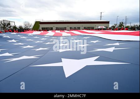 Am 18. September 2022 wird auf dem Übungsfeld auf dem Gelände des Levi's Stadions in Santa Clara, Kalifornien, eine amerikanische Fußballfeldflagge in Form der Vereinigten Staaten für eine Fahnenprobung vor dem Fußballspiel zum Auftakt des Heimspiels in San Francisco 49ers gegen die Seattle Seahawks verteilt. Neun Flieger aus dem Rettungsflügel der California Air National Guard 129. wurden um die Flagge verteilt, um als Point-Persons und Teamleads für Saisonkarteninhaber zu dienen, die auch auf der Flagge aufrollenden Details dienten. Stockfoto
