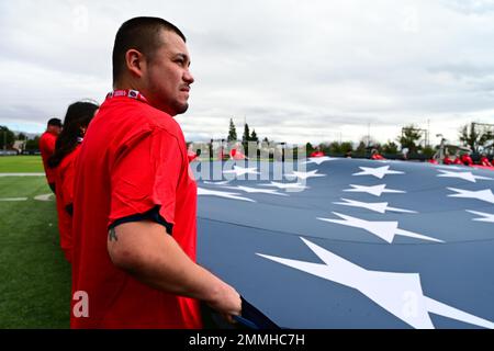 US Air Force Staff Sgt. Francisco Mejia, von der 129. Maintenance Group, 129. Rescue Wing, California Air National Guard, hält sich am 18. September 2022 auf dem Übungsfeld neben dem Levi's Stadium in Santa Clara, Kalifornien, eine amerikanische Fußballflagge in Form der Vereinigten Staaten fest. Während der Fahnenprobeprobung vor dem Fußballspiel zum Heimspiel von San Francisco 49ers gegen die Seattle Seahawks. Neun der Air Men des Flügels wurden während der Vorspielzeremonien um die Flagge verteilt, um als Point-Persons und Teamleads für Saisonkarteninhaber zu dienen, die auch auf der Flagge unfur dienten Stockfoto