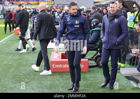 Mailand, Italien. 29. Januar 2023. Italien, Mailand, januar 29 2023: Alessio Dionisi (Sassuolo-Manager) betritt das Spielfeld und zieht während des Fußballspiels AC MILAN gegen SASSUOLO, Serie A Tim 2022-2023 day20 San Siro Stadion (Foto: Fabrizio Andrea Bertani/Pacific Press). Kredit: Pacific Press Media Production Corp./Alamy Live News Stockfoto