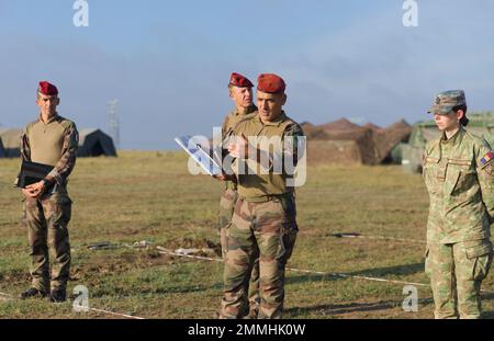 Französische Soldaten, die der Front Presence Battle Group zugeteilt sind, und ein rumänischer Soldat, dem 20. Infanteriebataillon, multinationale Brigade Südost zugeteilt, sprechen über Manöver während einer Probe der Konzeptübung bei Exercise Justice Eagle, Smardan Training Area, Rumänien, am 18. September 2022. Unter dem Kommando und der Kontrolle der 101. Luftwaffe (Luftangriff) verstärkt das 1. Bataillon, das 8. Infanterieregiment, weiterhin die östliche Flanke der NATO und beteiligt sich an multinationalen Übungen wie Justice Eagle mit Alliierten und Partnern auf dem gesamten europäischen Kontinent, um die Alliierten unserer Nation zu beruhigen. Stockfoto