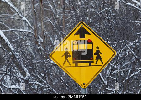 Landschulbus voraus, Warnschild. Quebec, Kanada Stockfoto