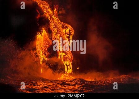 Die Pahoehoe-Lava fließt von Kilauea hat den Pazifischen Ozean in der Nähe von Kalapana, Big Island, Hawaii erreicht. Stockfoto