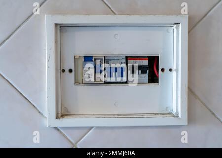 Ein Lichtkasten mit Leistungsschaltern und Thermoschaltern. Stockfoto