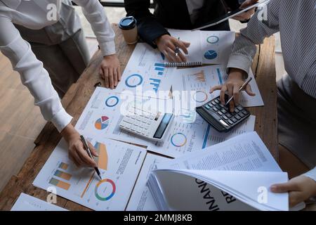 Wirtschaftsdiskussionen, Business-Team analysiert Einkommensdiagramme und -Diagramme, um Marketingkonzepte mithilfe von Computer-Laptop und Taschenrechner zu planen Stockfoto