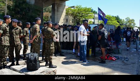 RIO DE JANEIRO – Brasilianische Militärmitglieder beobachten, wie Taucher der US-Marine, die der Mobile Diving and Salvage Unit 2 (MDSU-2) zugewiesen sind, während der UNITAS LXIII, 19. September 2022, Tauchoperationen durchführen. UNITAS ist die am längsten laufende maritime Übung der Welt. Dieses Jahr von Brasilien ausgerichtet, bringt es multinationale Kräfte aus Brasilien, Kamerun, Chile, Kolumbien, der Dominikanischen Republik, Ecuador, Frankreich, Guyana, Jamaika, Mexiko, Namibia, Panama, Paraguay, Peru, Südkorea, Spanien, das Vereinigte Königreich, Uruguay und die Vereinigten Staaten, die Operationen an und vor der Küste von Rio de Janeiro durchführen. Die Übung Stockfoto