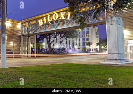 Beleuchtetes Schild in Biloxi, Mississippi, das am Abend des 10. Dezember 2022 an einer Fußgängerzone über der Route 90 angebracht ist. Stockfoto