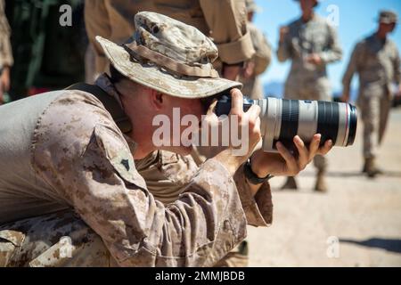 USA Jackson Dukes, ein Kampfgrafikspezialist aus Fairfax, Virginia, der für Kommunikationsstrategie und -Operationen zuständig ist, 2D Marine Expeditionary Force Information Group, fotografiert die USA Marines, die ein simuliertes Autofeuertraining während des WTI-Kurses 1-23 am Hilfsflugplatz 2 in der Nähe von Yuma, Arizona, 19. September 2022 durchführen. WTI ist eine siebenwöchige Schulungsveranstaltung, die von der Marine Aviation Weapons and Tactics Squadron One veranstaltet wird und standardisierte taktische Schulungen und Zertifizierungen von Ausbildern für Einheiten zur Unterstützung der Marine Aviation tra bietet Stockfoto