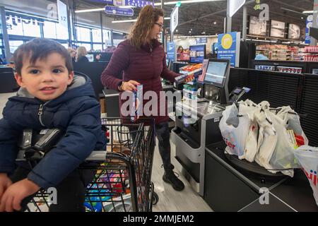 Macomb Twp., Michigan: Ein Einkäufer nutzt eine Selbstbedienungsstation in einem Meijer-Supermarkt, der im Vorort Detroit neu eröffnet wurde. Der Laden ist nur für Lebensmittel Stockfoto