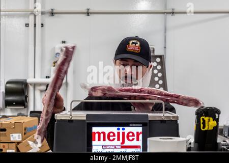 Macomb Twp., Michigan: Ein Mitarbeiter wiegt in einem Meijer-Supermarkt, der im Vorort Detroit neu eröffnet wurde, Fleischstücke. Das Lebensmittelkonzept des Ladens lautet Stockfoto