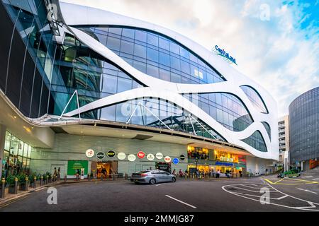 Abholung am Plaza Singapura, Absetzpunkt und Taxistand. Stockfoto