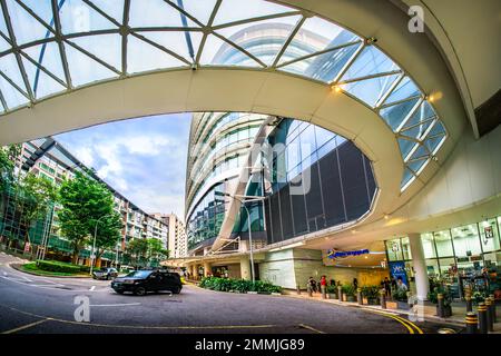 Abholung am Plaza Singapura, Absetzpunkt und Taxistand. Stockfoto