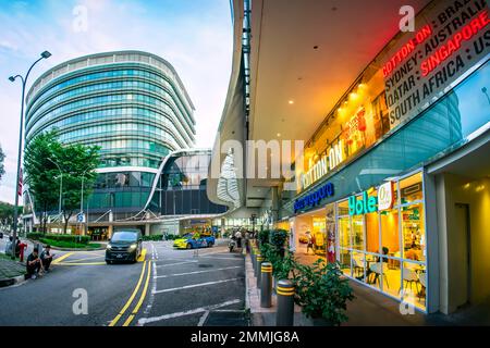 Abholung am Plaza Singapura, Absetzpunkt und Taxistand. Stockfoto