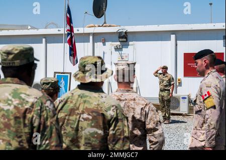 Combined Joint Task Force - Operation Inhärent Resolve Dienstmitglieder nehmen an der Queen Elizabeth II Gedenkzeremonie, Camp Arifjan, Kuwait, 19. September 2022 Teil. Koalitionsmitglieder aus Großbritannien, Kanada, Australien und Neuseeland ehrten Königin Elizabeth II. Nach ihrem Tod am 8. September 2022, nachdem sie mehr als 70 Jahre lang als britische Souveränität und Oberhaupt des Commonwealth gedient hatte. Stockfoto