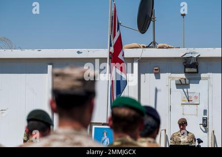 Combined Joint Task Force - Operation Inhärent Resolve Dienstmitglieder nehmen an der Queen Elizabeth II Gedenkzeremonie, Camp Arifjan, Kuwait, 19. September 2022 Teil. Koalitionsmitglieder aus Großbritannien, Kanada, Australien und Neuseeland ehrten Königin Elizabeth II. Nach ihrem Tod am 8. September 2022, nachdem sie mehr als 70 Jahre lang als britische Souveränität und Oberhaupt des Commonwealth gedient hatte. Stockfoto