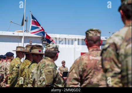 Combined Joint Task Force - Operation Inhärent Resolve Dienstmitglieder nehmen an der Queen Elizabeth II Gedenkzeremonie, Camp Arifjan, Kuwait, 19. September 2022 Teil. Koalitionsmitglieder aus Großbritannien, Kanada, Australien und Neuseeland ehrten Königin Elizabeth II. Nach ihrem Tod am 8. September 2022, nachdem sie mehr als 70 Jahre lang als britische Souveränität und Oberhaupt des Commonwealth gedient hatte. Stockfoto