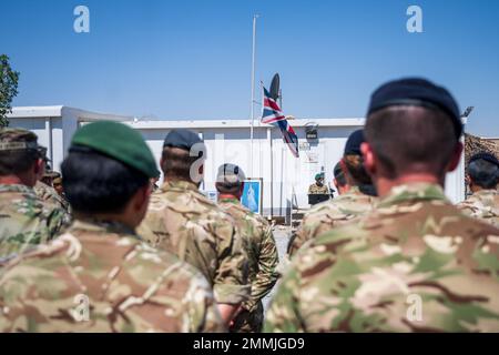 Combined Joint Task Force - Operation Inhärent Resolve Dienstmitglieder nehmen an der Queen Elizabeth II Gedenkzeremonie, Camp Arifjan, Kuwait, 19. September 2022 Teil. Koalitionsmitglieder aus Großbritannien, Kanada, Australien und Neuseeland ehrten Königin Elizabeth II. Nach ihrem Tod am 8. September 2022, nachdem sie mehr als 70 Jahre lang als britische Souveränität und Oberhaupt des Commonwealth gedient hatte. Stockfoto