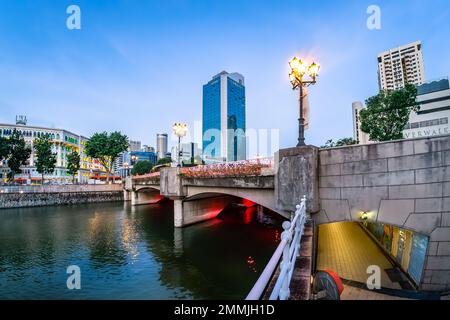 Malerischer Blick auf die Coleman Bridge mit Old High Street Police Station und High Street Centre im Hintergrund. Stockfoto