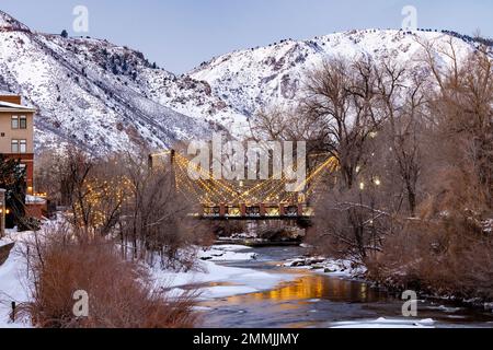 Washington Avenue Bridge über Clear Creek im Winter – Golden, Colorado, USA. Stockfoto