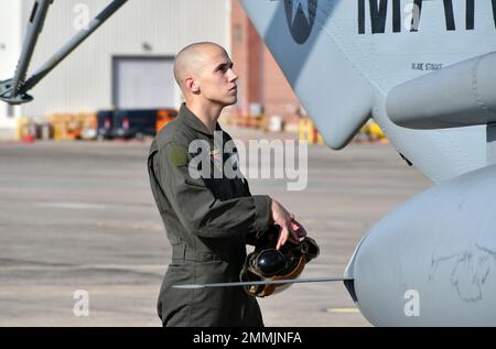 Cpl. Devon Schoff, ein CH-53-Besatzungsleiter am Fleet Readiness Center East (FRCE), bereitet sich darauf vor, seine Schutzausrüstung anzuziehen, bevor er eine Funktionsprüfung an einem kürzlich überholten CH-53-Hubschrauber durchführt. Um die Flotte mit qualitativ hochwertigen und leistungsfähigen Flugzeugen auszustatten, beaufsichtigen Marines, die in der Militärabteilung H-53 der FRCE arbeiten, eine Reihe kritischer Funktionen, darunter Inspektionen und Sicherheitskontrollen, die während jeder Phase des Wartungs-, Überholungs- und Reparaturprozesses durchgeführt werden. (Foto von Joe Andes, Fleet Readiness Center East Public Affairs.) Stockfoto