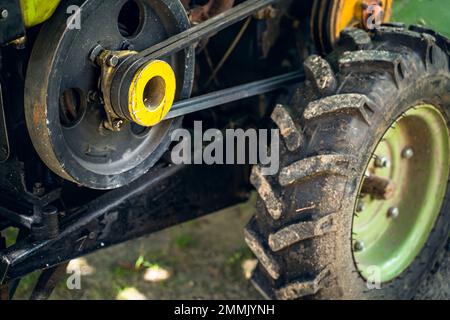 Traktoreinheit für Bodenbearbeitung. Hinter der Traktorrolle mit zwei Riemen in Nahaufnahme. Industrielle Maschinen für die Landwirtschaft Stockfoto