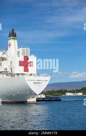 220920-N-XG173-1089 PEARL HARBOR (20. September 2022) das Militärkrankenhausschiff USNS Mercy (T-AH 19) kommt nach der Teilnahme an der Pacific Partnership 2022 in Pearl Harbor an. Die Pacific Partnership ist die größte internationale Mission zur humanitären Hilfe und Katastrophenhilfe, die seit 17. Jahren im Indo-Pazifik-Raum durchgeführt wird. Stockfoto