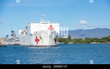 220920-N-XG173-1024 PEARL HARBOR (20. September 2022) das Militärkrankenhausschiff USNS Mercy (T-AH 19) kommt nach der Teilnahme an der Pacific Partnership 2022 in Pearl Harbor an. Die Pacific Partnership ist die größte internationale Mission zur humanitären Hilfe und Katastrophenhilfe, die seit 17. Jahren im Indo-Pazifik-Raum durchgeführt wird. Stockfoto