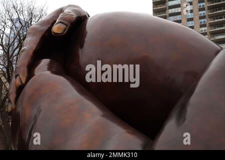 Boston, Massachusetts, USA. 29. Januar 2023. Die Skulptur Embrace auf dem Boston Common in Boston, Massachusetts, am 29. Januar 2023. Kredit: Mpi34/Media Punch/Alamy Live News Stockfoto