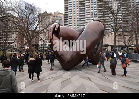 Boston, Massachusetts, USA. 29. Januar 2023. Die Skulptur Embrace auf dem Boston Common in Boston, Massachusetts, am 29. Januar 2023. Kredit: Mpi34/Media Punch/Alamy Live News Stockfoto