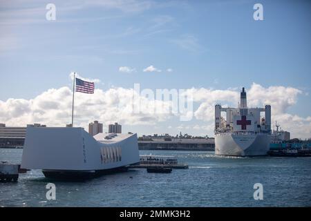 PEARL HARBOR (September 20, 2022) – das Militärschiff USNS Mercy (T-AH 19) des Sealift Command-Krankenhauses passiert das USS Arizona Memorial, während es während der Pacific Partnership 2022 in der Joint Base Pearl Harbor-Hickam ankommt. Die Pacific Partnership ist die größte internationale Mission zur humanitären Hilfe und Katastrophenhilfe, die seit 17. Jahren im Indo-Pazifik-Raum durchgeführt wird. Stockfoto