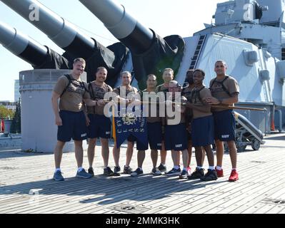 Chief Petty Officer Selectees von Naval Weapons Station Yorktown posieren für ein Gruppenfoto an Bord des stillgelegten Schlachtschiff der Iowa-Klasse USS Wisconsin (BB 64) während der jährlichen Veranstaltung 21. Chief Petty Officer Heritage Days im Hampton Roads Naval Museum. An Bord des Schlachtschiffs und des Marinemuseums in Norfolk, Virginia, fanden Trainingsplätze statt. Die Veranstaltung ist die größte und am längsten laufende Veranstaltung für ausgewählte Chief-Teilnehmer in Virginia Stockfoto