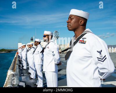 PEARL HARBOR (September 20, 2022) – während der Pacific Partnership 2022 fahren Seeleute der US-Marine auf dem Militärkrankenhaus-Schiff USNS Mercy (T-AH 19) auf den Schienen. Die Pacific Partnership ist die größte internationale Mission zur humanitären Hilfe und Katastrophenhilfe, die seit 17. Jahren im Indo-Pazifik-Raum durchgeführt wird. Stockfoto