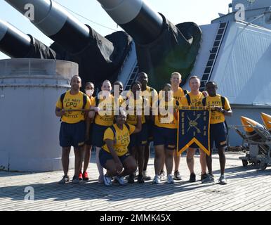 Chief Petty Officer Selectees von Naval Station Norfolk posieren für ein Gruppenfoto an Bord des stillgelegten Schlachtschiff der Iowa-Klasse USS Wisconsin (BB 64) während der jährlichen Veranstaltung 21. Chief Petty Officer Heritage Days im Hampton Roads Naval Museum. Die Veranstaltung bestand aus Trainingsplätzen an Bord des Schlachtschiff und des Marinemuseums in Norfolk, Virginia. Die Veranstaltung ist die größte und am längsten laufende Veranstaltung für ausgewählte Chief-Teilnehmer in Virginia Stockfoto