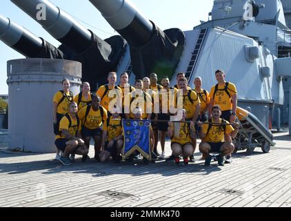 Chief Petty Officer Selectees von Naval Beach Group zwei posieren für ein Gruppenfoto an Bord des stillgelegten Schlachtschiff der Iowa-Klasse USS Wisconsin (BB 64) während der jährlichen Veranstaltung 21. Chief Petty Officer Heritage Days im Hampton Roads Naval Museum. Die Veranstaltung bestand aus Trainingsplätzen an Bord des Schlachtschiff und des Marinemuseums in Norfolk, Virginia. Die Veranstaltung ist die größte und am längsten laufende Veranstaltung für ausgewählte Chief-Teilnehmer in Virginia Stockfoto