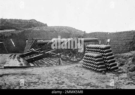 Die Belagerung von Fort Pulaski (oder die Belagerung und Verkleinerung von Fort Pulaski) endete mit der Schlacht von Fort Pulaski, die vom 10. Bis 11. April 1862 während des Amerikanischen Bürgerkriegs geführt wurde. Truppen der Union auf Tybee Island und Marineeinsätze führten eine 112-tägige Belagerung durch und nahmen dann das von den Konföderierten gehaltene Fort Pulaski nach einer 30-stündigen Bombardierung gefangen. Dieses Foto zeigt eine Unionistenbatterie von zwei 30-Pfündern-Papageiengewehren und Munition. Fünf Papageien sammelten Feuer von Schlagmuscheln auf dem Fort. Diese Schlacht sah die Innovation von gezogenen Artilleriebädern, ein Anspielungsgut, das die Artillerie der Konföderierten veraltet machte. Stockfoto