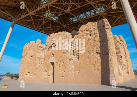 Das Casa Grande Ruins National Monument ist eine historische Ruine, die im 13. Jahrhundert von Hohokam-Menschen in Coolidge, Arizona, Arizona, Arizona, Arizona, USA, erbaut wurde. Stockfoto