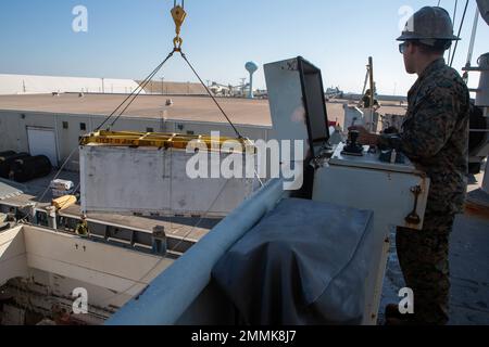 U.S. Marine Corps CPL. Omar Villegas, ein Techniker für die Elektrik-/Instrumente-/Flugkontrollsysteme von Flugzeugen bei Marine Aviation Logistics Squadron (MALS) 31, steuert einen Kran, um Avionik-Ausrüstung vom Militär-Sealift-Kommando für die Luftfahrt-Logistik-Hilfsschiff SS Wright (T-AVB 3) im Hafen von Morehead City, North Carolina, zu entfernen, 20. September 2022. Das Militär Sealift Command Luftfahrt-Logistik-Support-Schiff SS Wright (T-AVB 3) bietet US-Marineinfanteristen die Möglichkeit, Zwischenflugwartung an Bord des Schiffes durchzuführen, was den Zeitaufwand für die Wartung während eines Einsatzes reduziert. Stockfoto