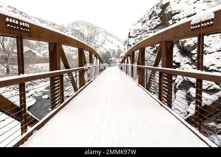 Die im Winter von der Tough Cuss Bridge über die Peaks zum Plains Trail im Clear Creek Canyon in der Nähe von Golden, Colorado, USA Stockfoto