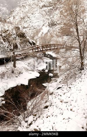 Die im Winter von der Tough Cuss Bridge über die Peaks zum Plains Trail im Clear Creek Canyon in der Nähe von Golden, Colorado, USA Stockfoto