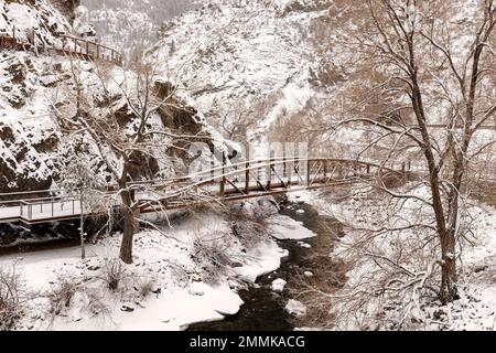 Die im Winter von der Tough Cuss Bridge über die Peaks zum Plains Trail im Clear Creek Canyon in der Nähe von Golden, Colorado, USA Stockfoto