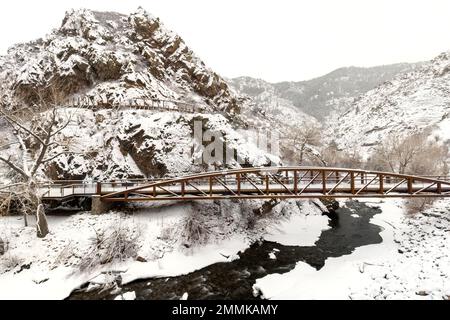 Die im Winter von der Tough Cuss Bridge über die Peaks zum Plains Trail im Clear Creek Canyon in der Nähe von Golden, Colorado, USA Stockfoto