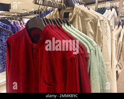 Indische Männer die neuesten Mode-Shirts im Ausstellungsladen auf dem Markt, traditionelle Kleidung für Männer Indien. Stockfoto