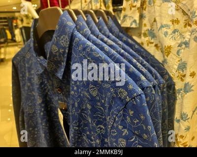 Indische Männer die neuesten Mode-Shirts im Ausstellungsladen auf dem Markt, traditionelle Kleidung für Männer Indien. Stockfoto