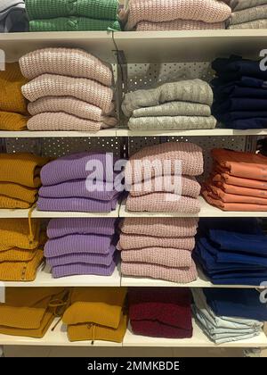 Indische Männer die neuesten Mode-Shirts im Ausstellungsladen auf dem Markt, traditionelle Kleidung für Männer Indien. Stockfoto